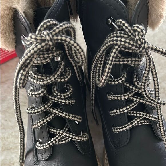 Steve Madden Black Winter Boots with Fur Lining and Thick Sole - Picture 8 of 10